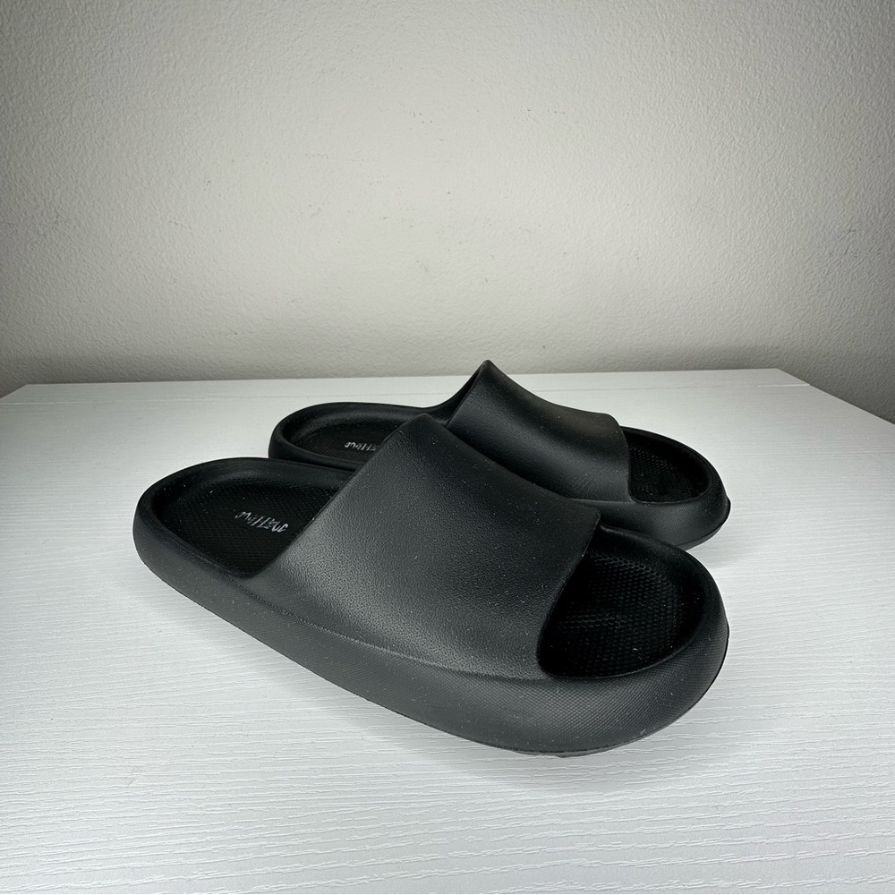 Black Yeezy esk slippers